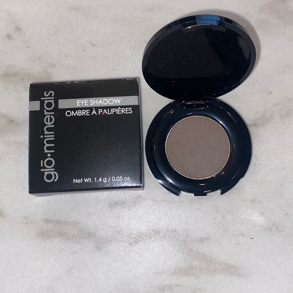 Glo skin beauty eyeshadow ‘grey stone)